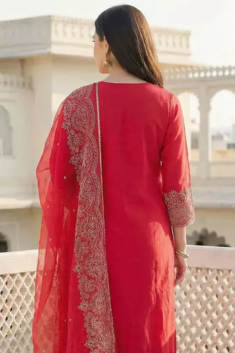 Women Embroidered Thread Work Kurta with Trousers & With Dupatta