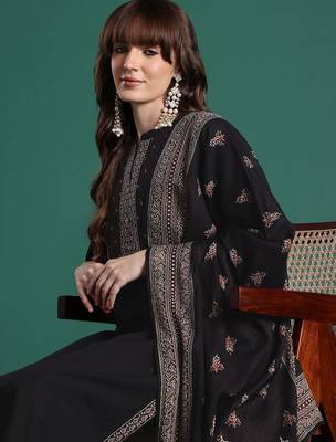 Floral Embroidered Thread Work Cotton Kurta with Trousers & Dupatta 2