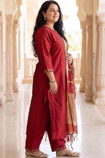 Women Thread Work Kurta with Trousers & With Dupatta