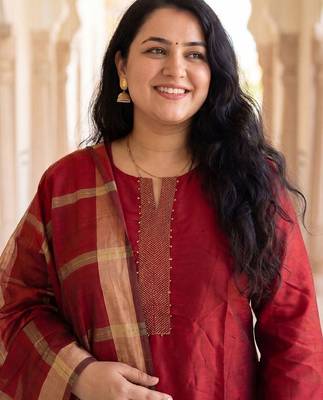 Women Thread Work Kurta with Trousers & With Dupatta 2