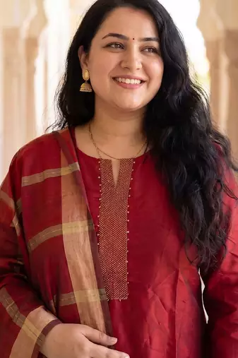 Women Thread Work Kurta with Trousers & With Dupatta