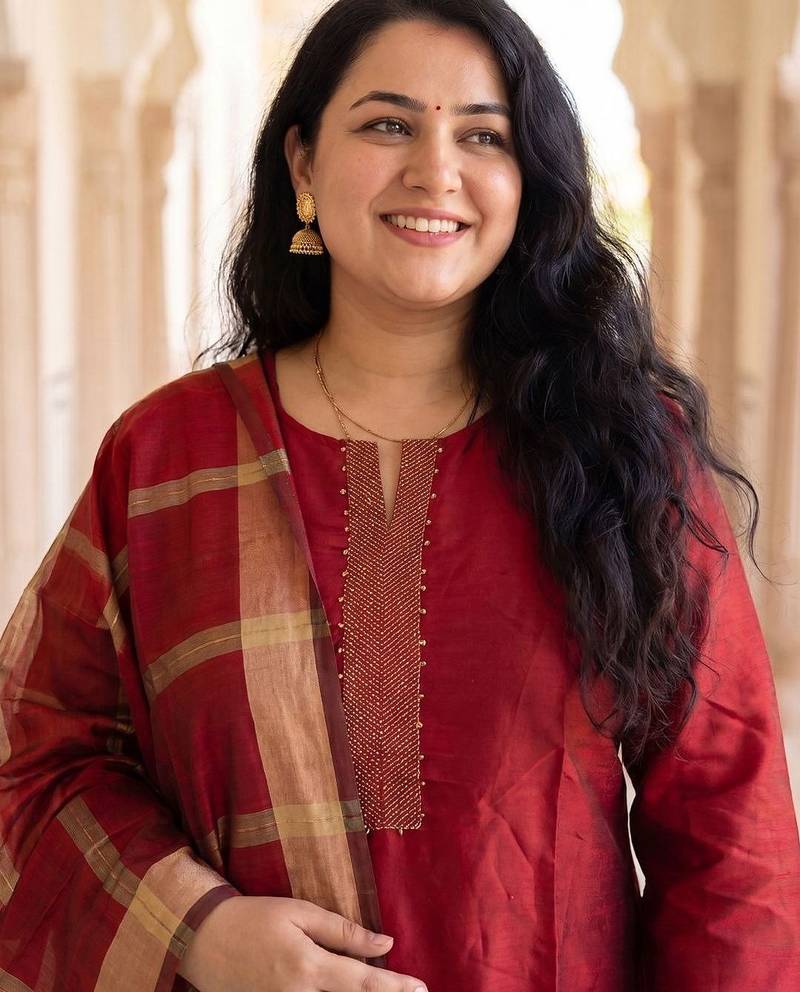 Women Thread Work Kurta with Trousers & With Dupatta