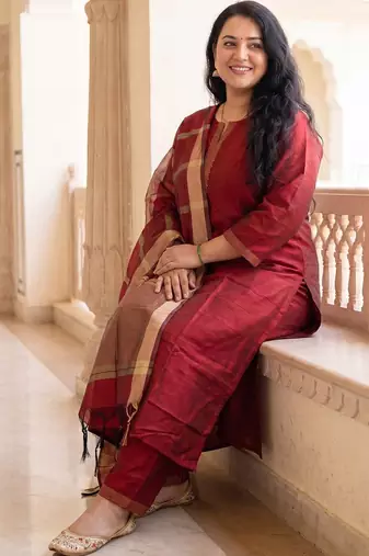 Women Thread Work Kurta with Trousers & With Dupatta