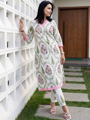 Women Floral Printed Cotton Kurta with Trousers 1