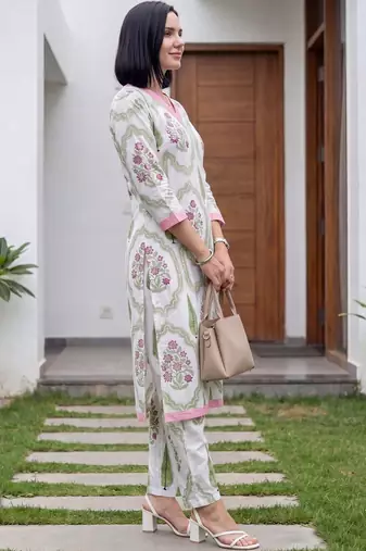 Women Floral Printed Cotton Kurta with Trousers