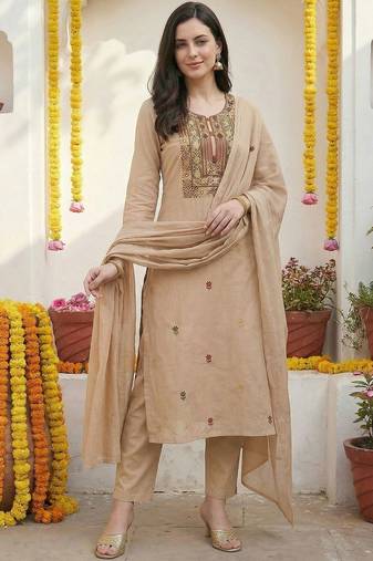 Women Floral Embroidered Thread Work Kurta with Trousers & With Dupatta