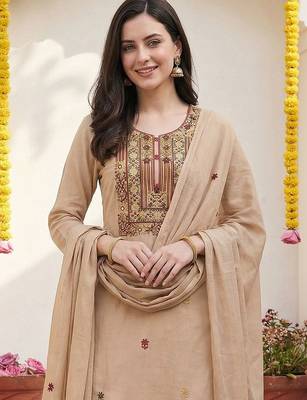 Women Floral Embroidered Thread Work Kurta with Trousers & With Dupatta 2