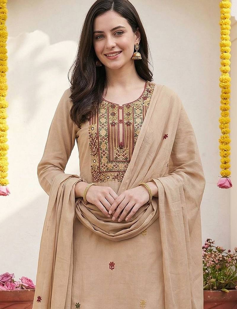 Women Floral Embroidered Thread Work Kurta with Trousers & With Dupatta