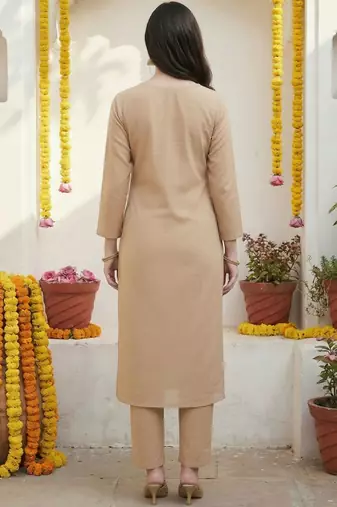 Women Floral Embroidered Thread Work Kurta with Trousers & With Dupatta
