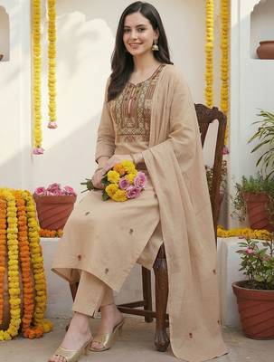 Women Floral Embroidered Thread Work Kurta with Trousers & With Dupatta 5