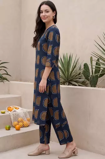 Women Printed Kurta with Trousers
