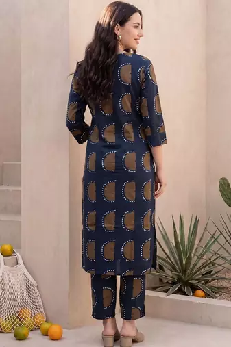 Women Printed Kurta with Trousers