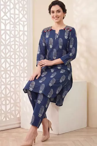 Women Ethnic Motifs Printed Beads and Stones Cotton Kurta with Trousers