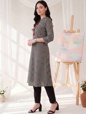 Women Printed Cotton Kurta with Trousers 3