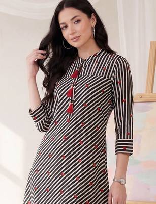 Women Printed Cotton Kurta with Trousers 5