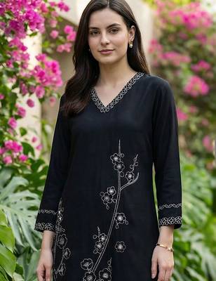 Women Floral Embroidered Thread Work Kurta with Palazzos 2