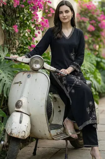 Women Floral Embroidered Thread Work Kurta with Palazzos