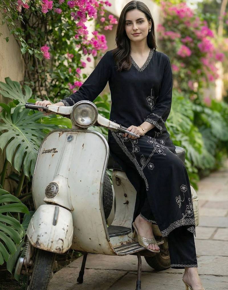 Women Floral Embroidered Thread Work Kurta with Palazzos