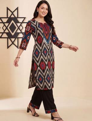 Women Printed Cotton Kurta with Trousers 1