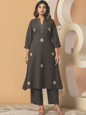 Women Animal Embroidered Thread Work Cotton Kurta with Palazzos 4