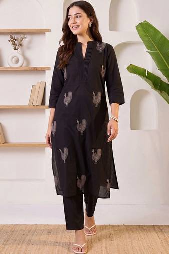 Women Ethnic Motifs Embroidered Thread Work Cotton Kurta with Trousers