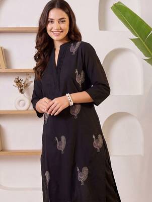 Women Ethnic Motifs Embroidered Thread Work Cotton Kurta with Trousers 2