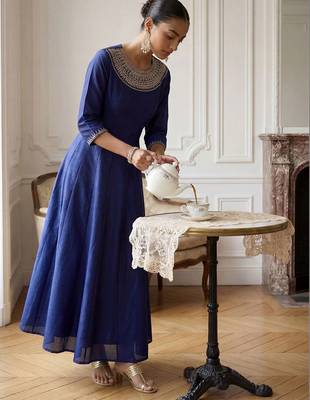 Women Ethnic Motifs Embroidered Panelled Thread Work Kurta with Trousers 3