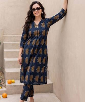 Women Printed Kurta with Trousers 1