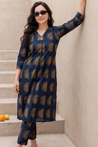 Women Printed Kurta with Trousers