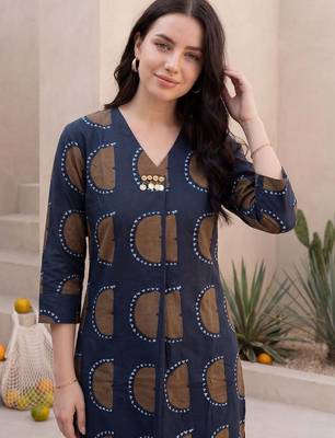Women Printed Kurta with Trousers 2