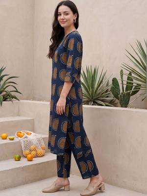 Women Printed Kurta with Trousers 3