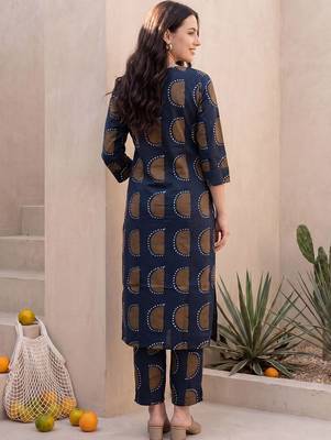 Women Printed Kurta with Trousers 4