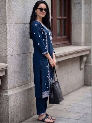 Women Ethnic Motifs Embroidered Thread Work Kurta with Trousers 3