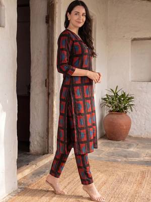 Women Printed Kurta with Trousers 3