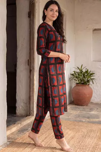 Women Printed Kurta with Trousers