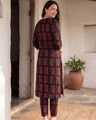 Women Printed Kurta with Trousers 4
