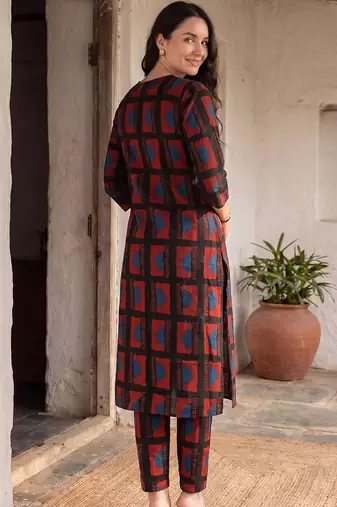 Women Printed Kurta with Trousers