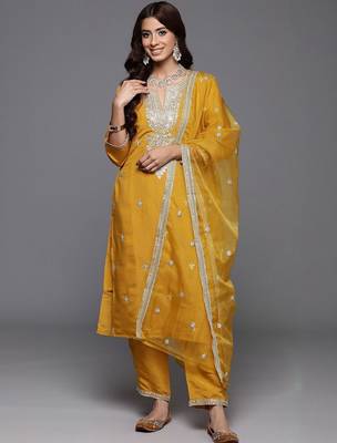Women Ethnic Motifs Embroidered Mirror Work Kurta Set With Dupatta 3
