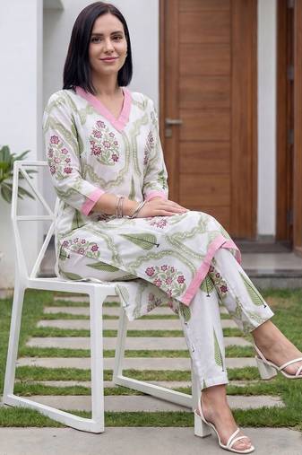 Women Floral Printed Cotton Kurta with Trousers