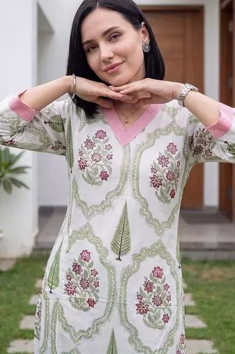 Women Floral Printed Cotton Kurta with Trousers