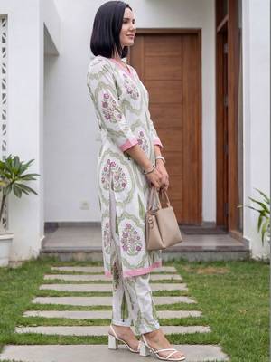 Women Floral Printed Cotton Kurta with Trousers 4