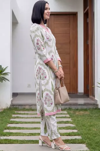 Women Floral Printed Cotton Kurta with Trousers