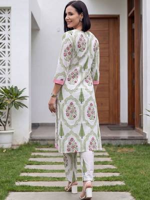 Women Floral Printed Cotton Kurta with Trousers 5