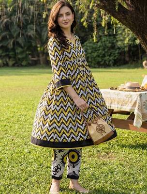 Women Printed Cotton Kurta with Trousers 1