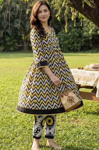 Women Printed Cotton Kurta with Trousers