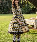 Women Printed Cotton Kurta with Trousers