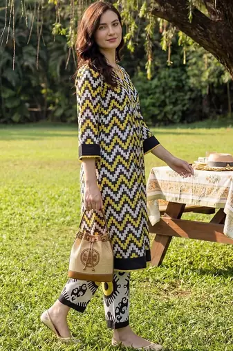 Women Printed Cotton Kurta with Trousers