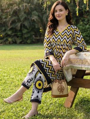 Women Printed Cotton Kurta with Trousers 5