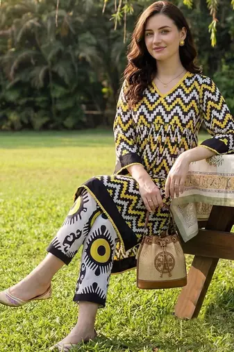 Women Printed Cotton Kurta with Trousers