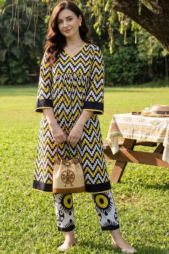 Women Printed Cotton Kurta with Trousers